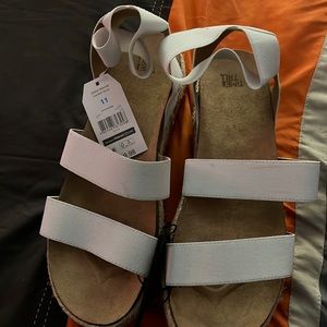 White sandals core screw bottom